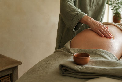 Massage prénatal et postnatal : développer une clientèle sur une niche de confiance