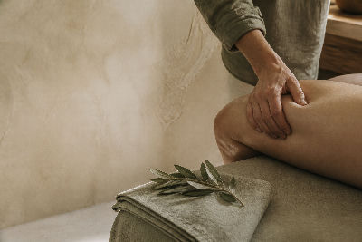 Massage pour la sciatique : soulagement et techniques adaptées
