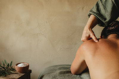 Massage pour les nageurs en eau libre : préparation et récupération