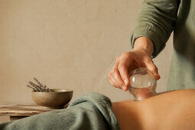 Massage aux ventouses (cupping) : bienfaits, technique et ce qu'il faut savoir