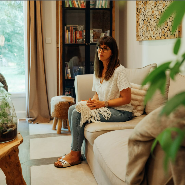 Portrait de Sara Maubert, Doula / Rebozo / Massage prénatal / Bain Sensoriel® / Mamablessing / Post-partum / Santé mentale